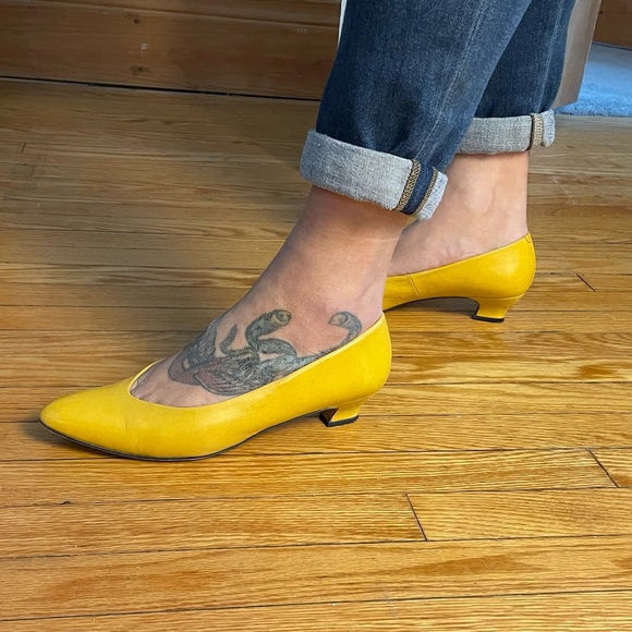 Vintage 60’s mustard yellow Pappagallo kitten heel pumps, size 7.5 - Picture 2 of 11